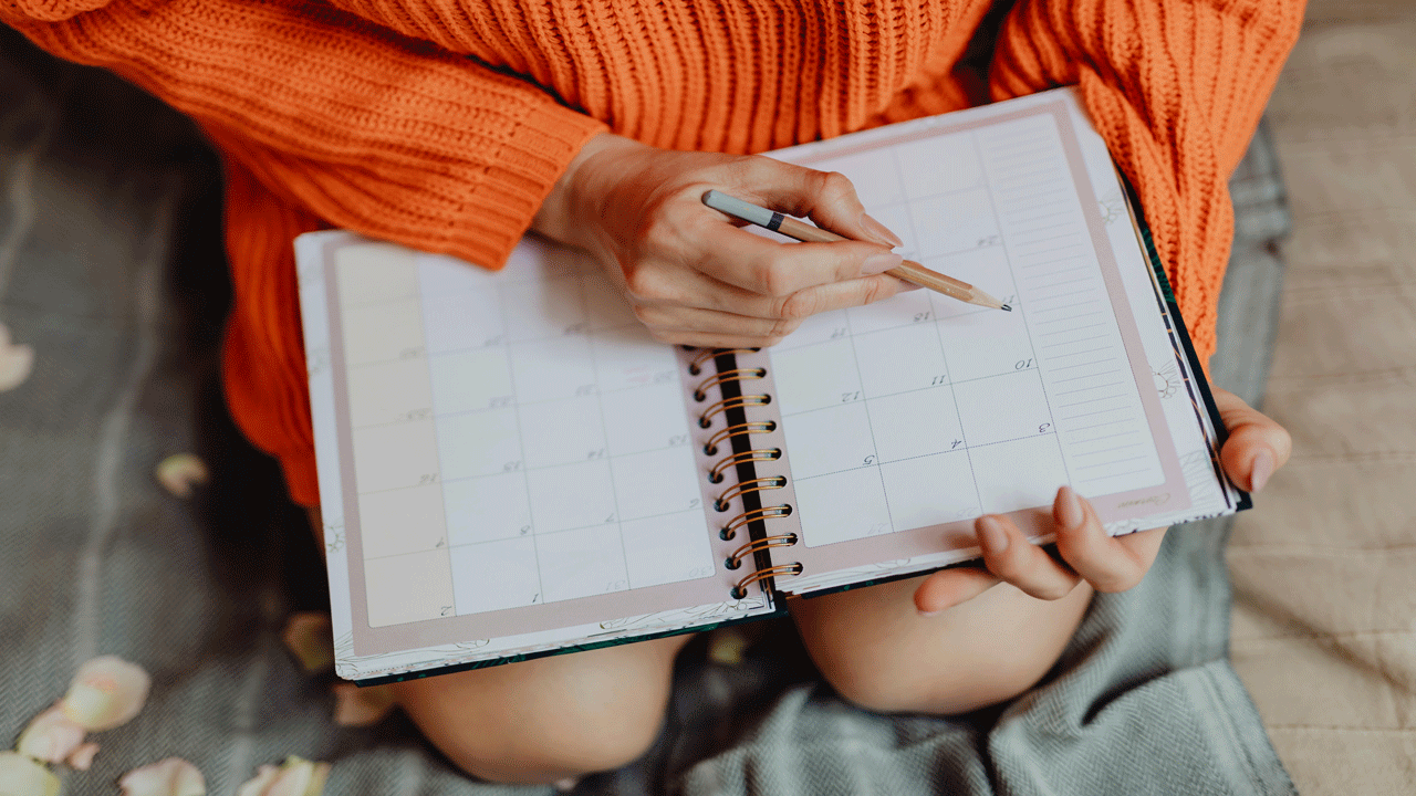 woman-writing-daily-plan