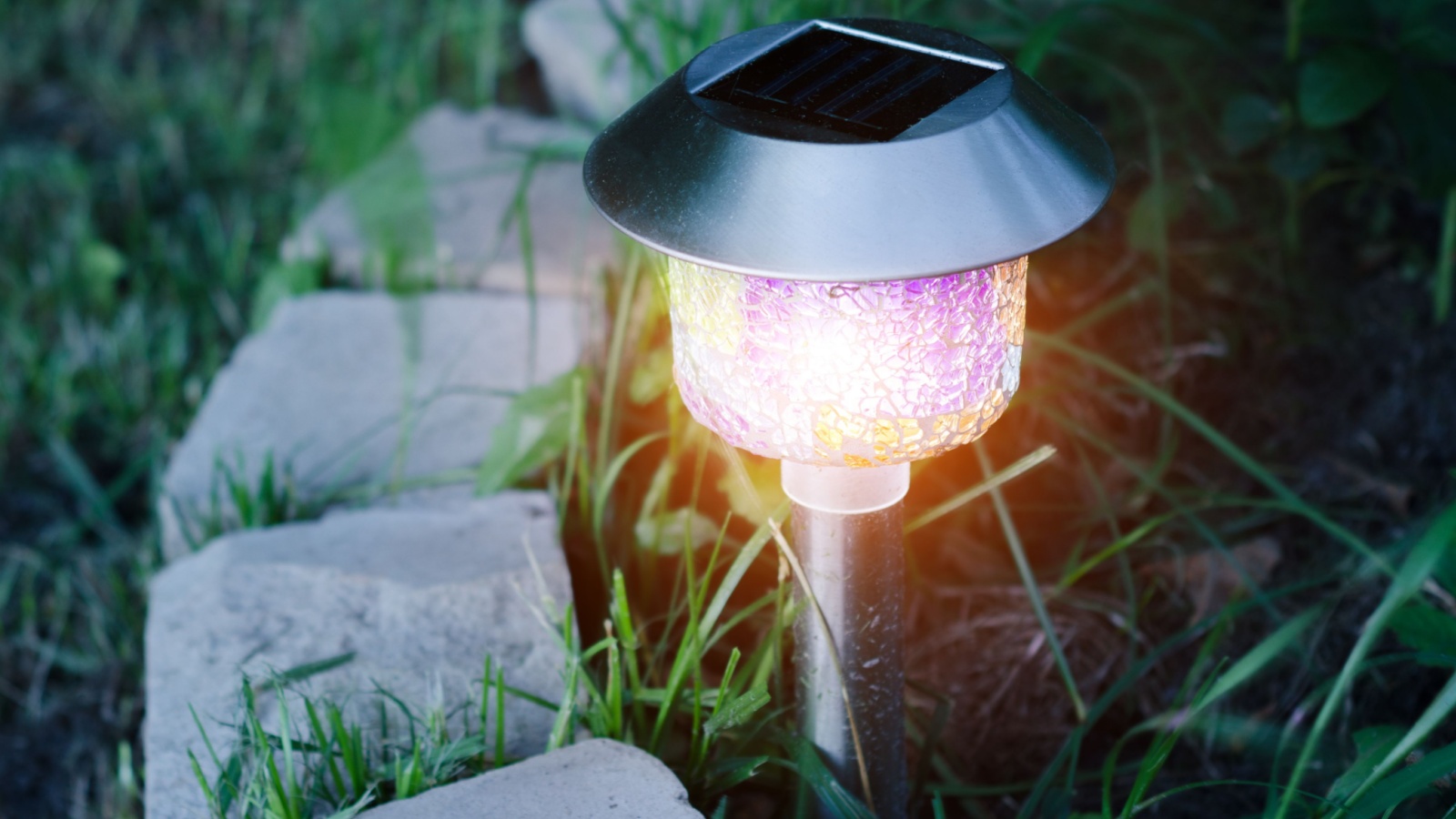 garden light with solar battery