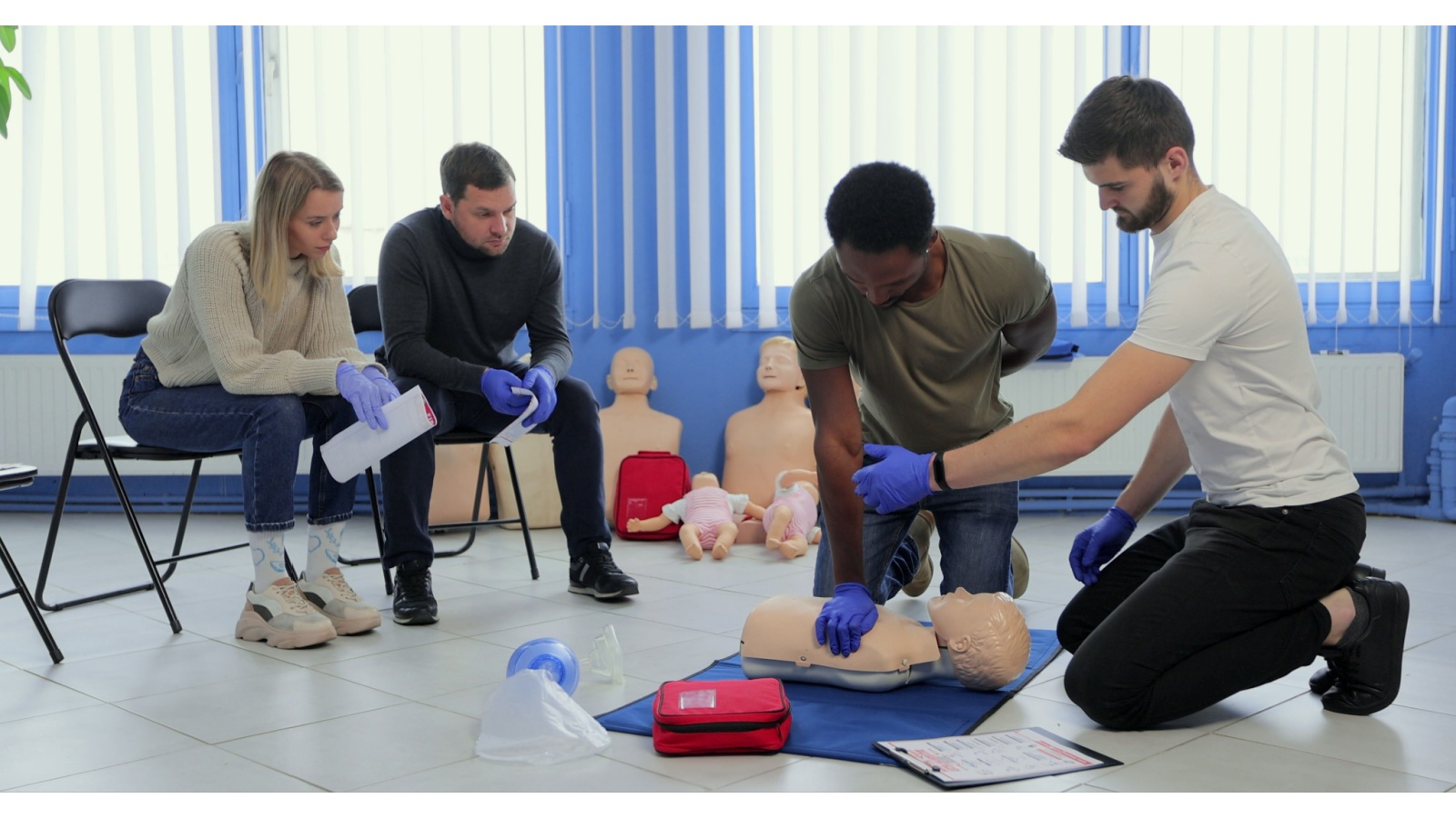 people learning first aid 