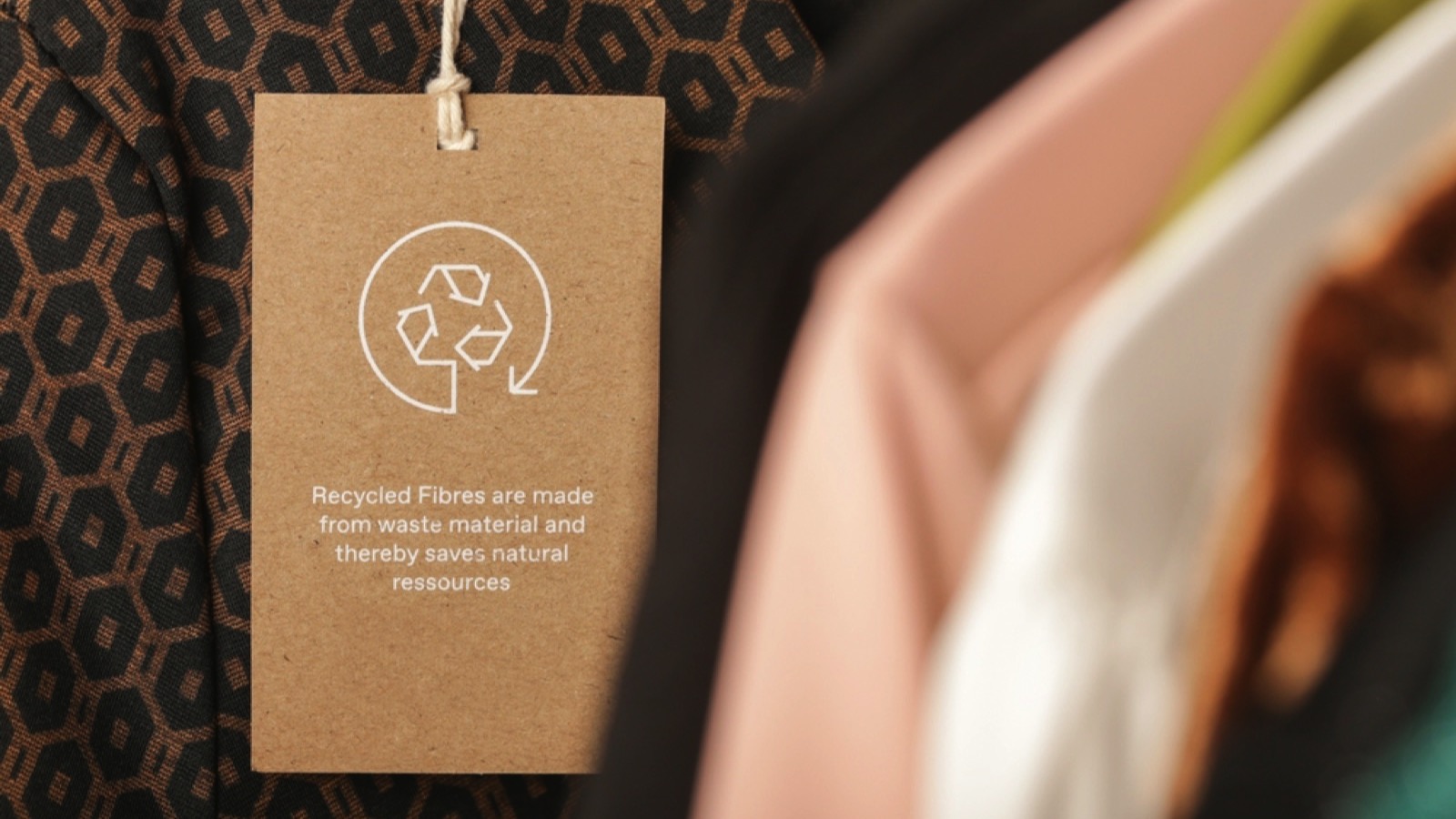 Clothing tag with recycle symbol