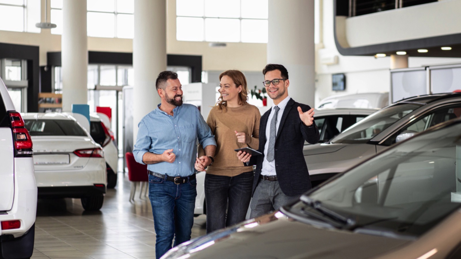 Couples buying car