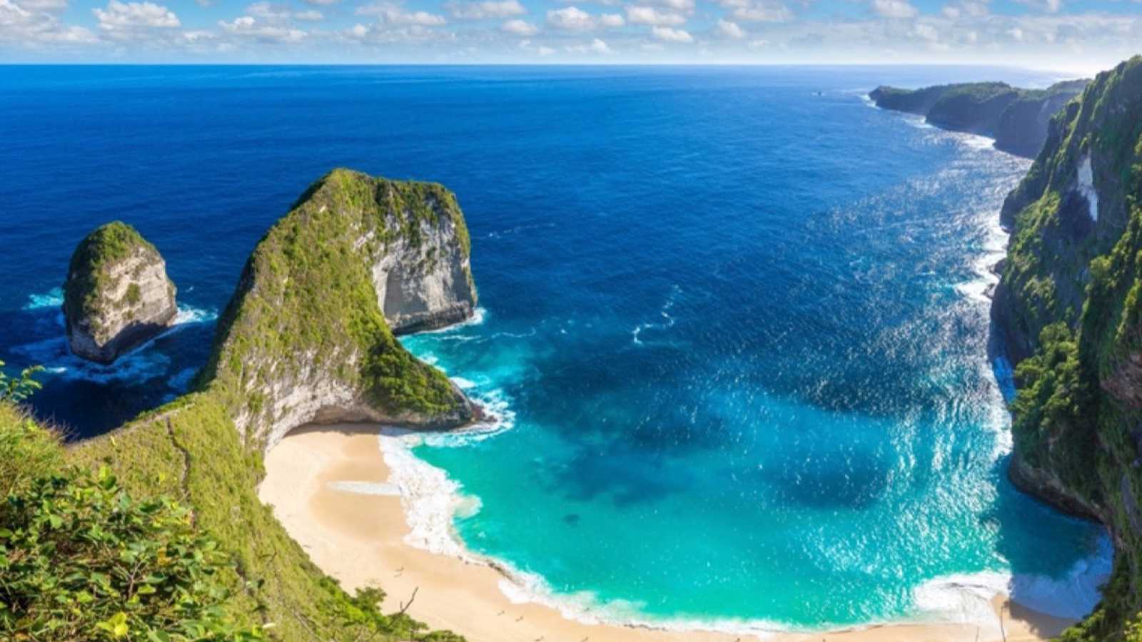 Kelingking Beach in Nusa Penida island, Bali, Indonesia