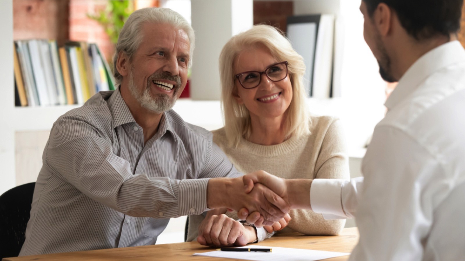 Old couples talking to Financial Advisor