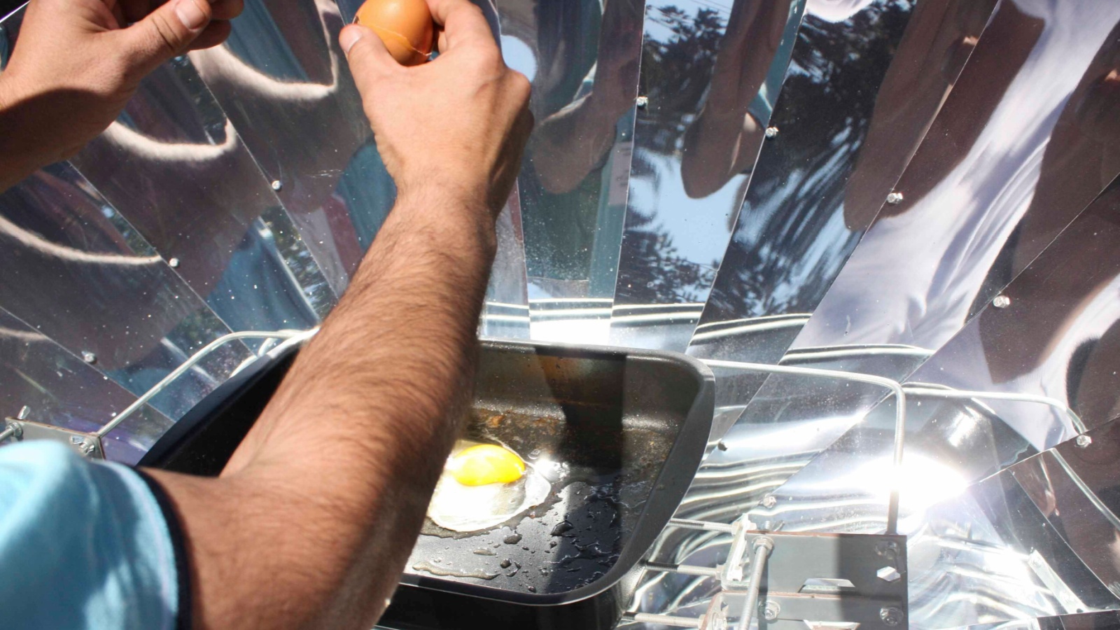 fried egg with solar energy without fire, solar oven