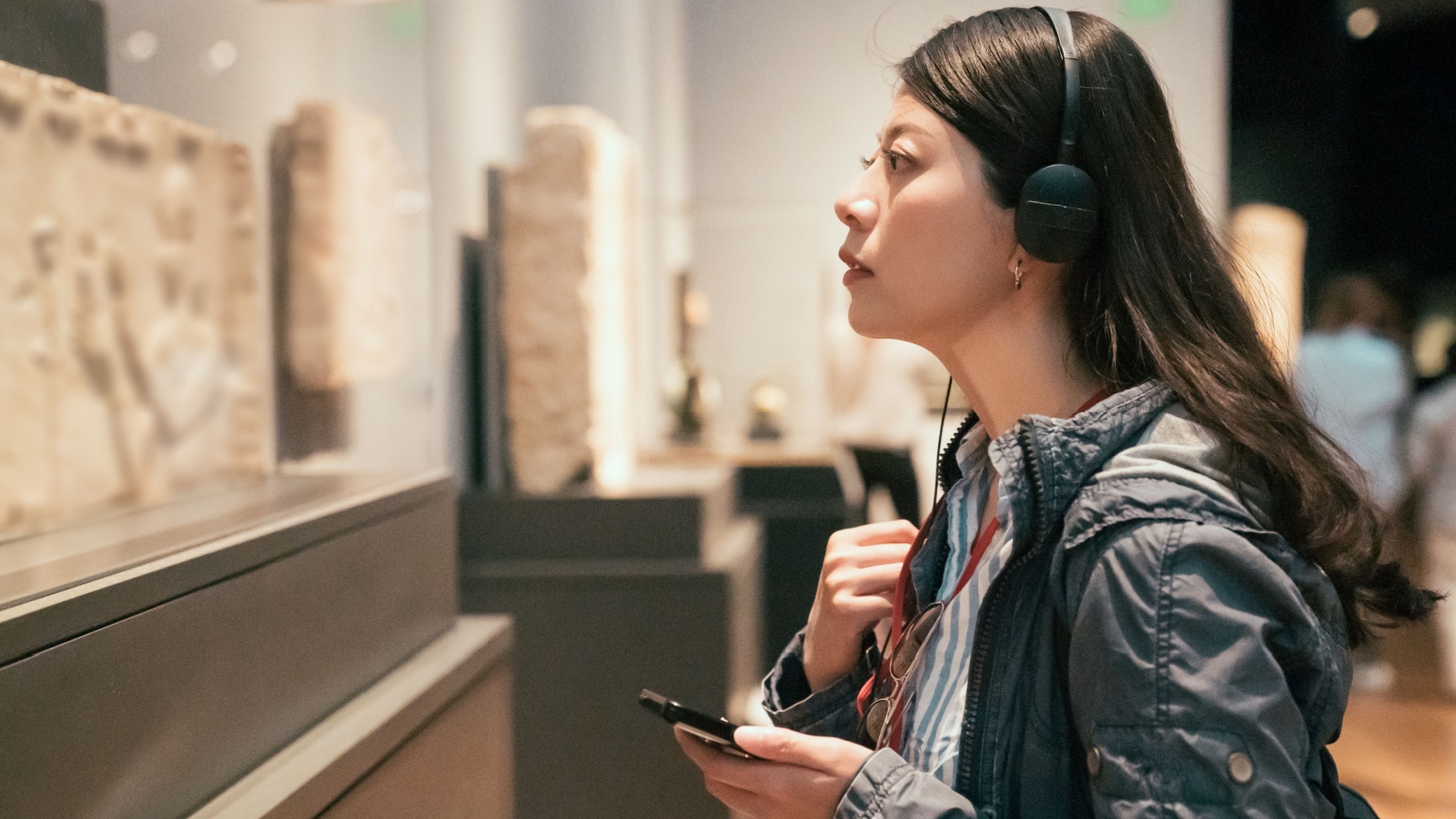 girl in a museum 