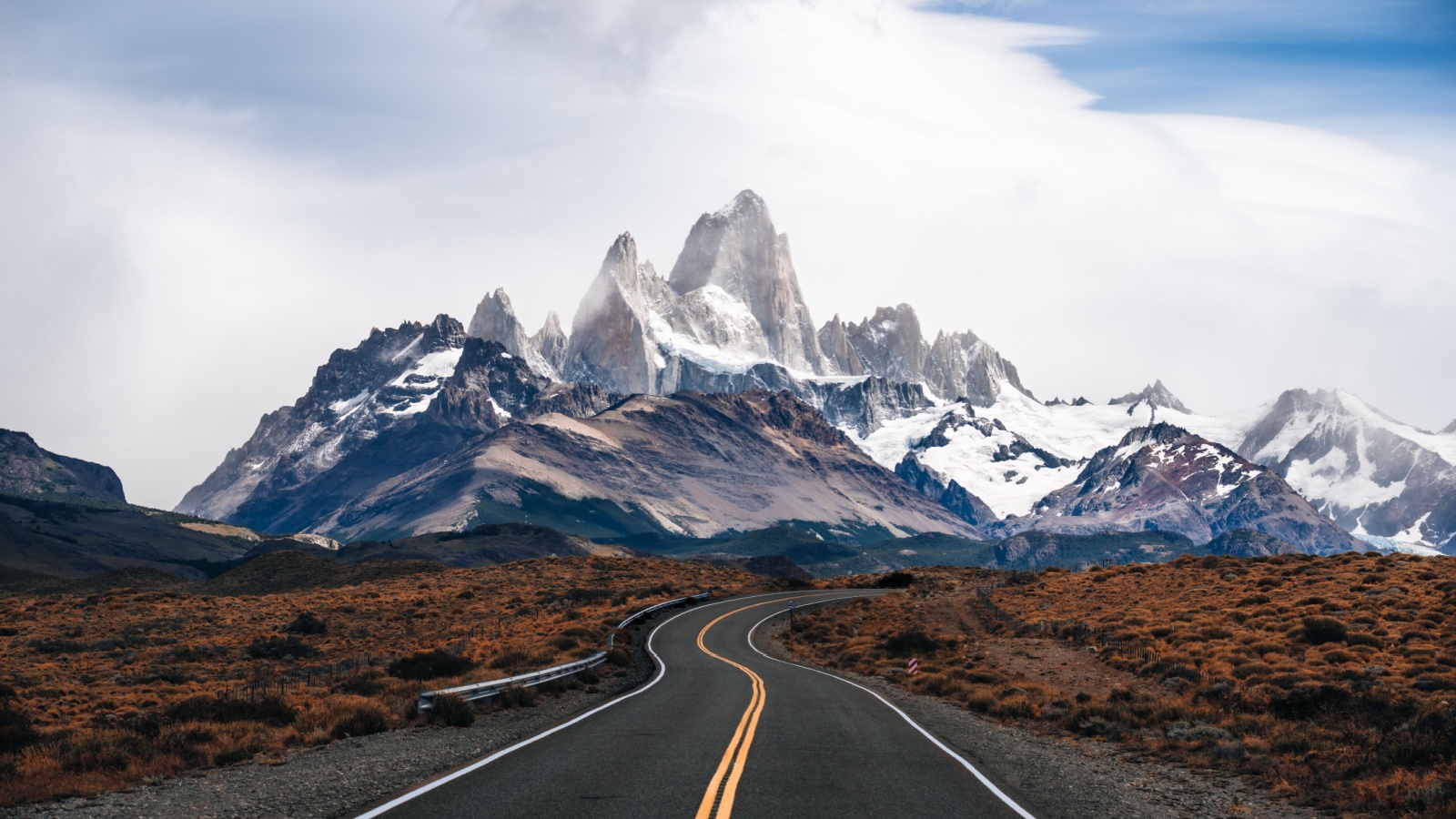 Monte Mount fitz roy, in El Chalten, Argentina, seen from the road. snow covered peaks of Mt. Fitzroy, Argentina.